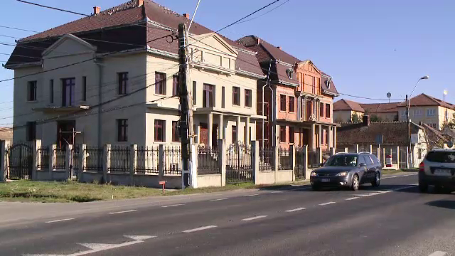 Cum au ajuns tiganii din Recas sa-si plateasca taxele: Vin cu geanta, nu le au cu viramentul bancar