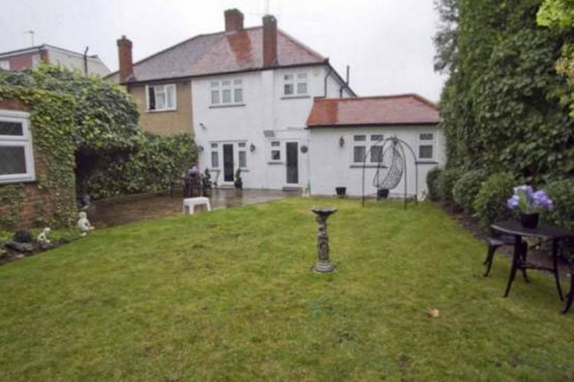 Aceasta casa costa 400.000 de euro. Cei care sunt interesati ies afara imediat cand vad ce e inautru