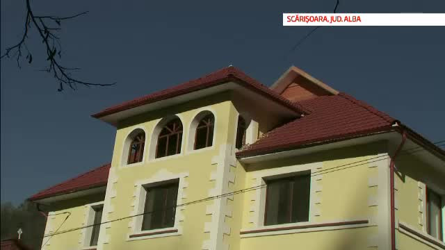 Oamenii de la sate mor asteptand sa fie ajutati, in timp ce doctorii "invizibili"isi fac vile