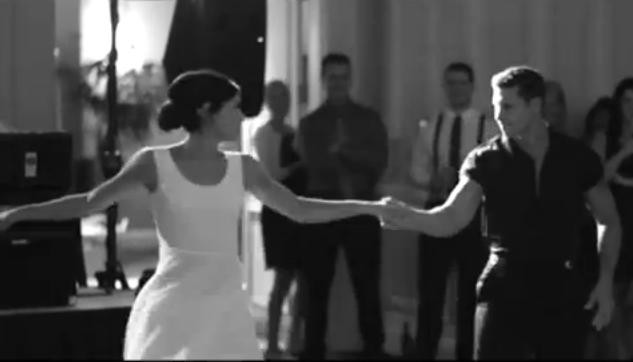 Un cuplu si-a uimit invitatii la nunta. Au reeditat o scena dintr-un film celebru