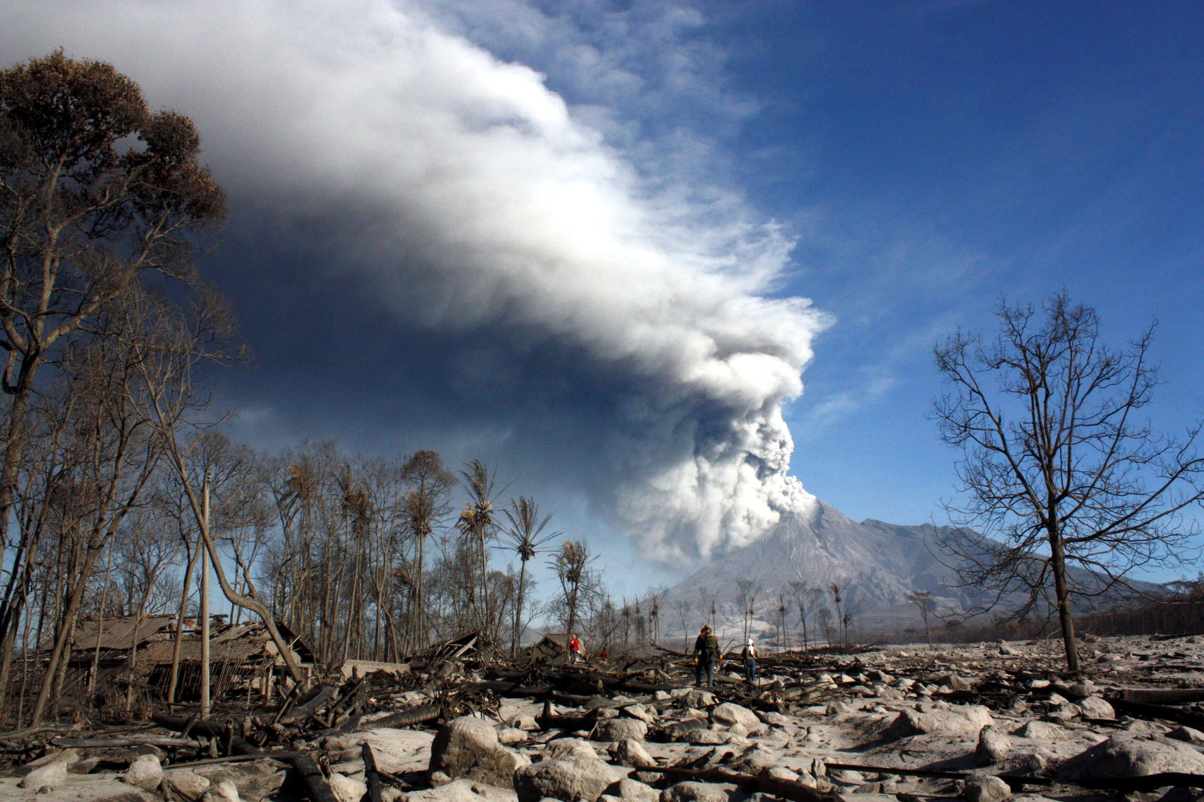 Merapi, unul dintre cei mai periculosi vulcani din lume a intrat in eruptie, in Indonezia