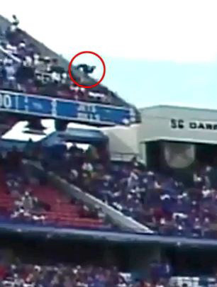 Momentul cand un barbat din SUA cade de la ultimul nivel al unui stadion, peste un spectator. VIDEO