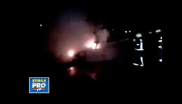 O masina a ars ca o torta, intr-o localitate din Bihor. VIDEO cu interventia pompierilor