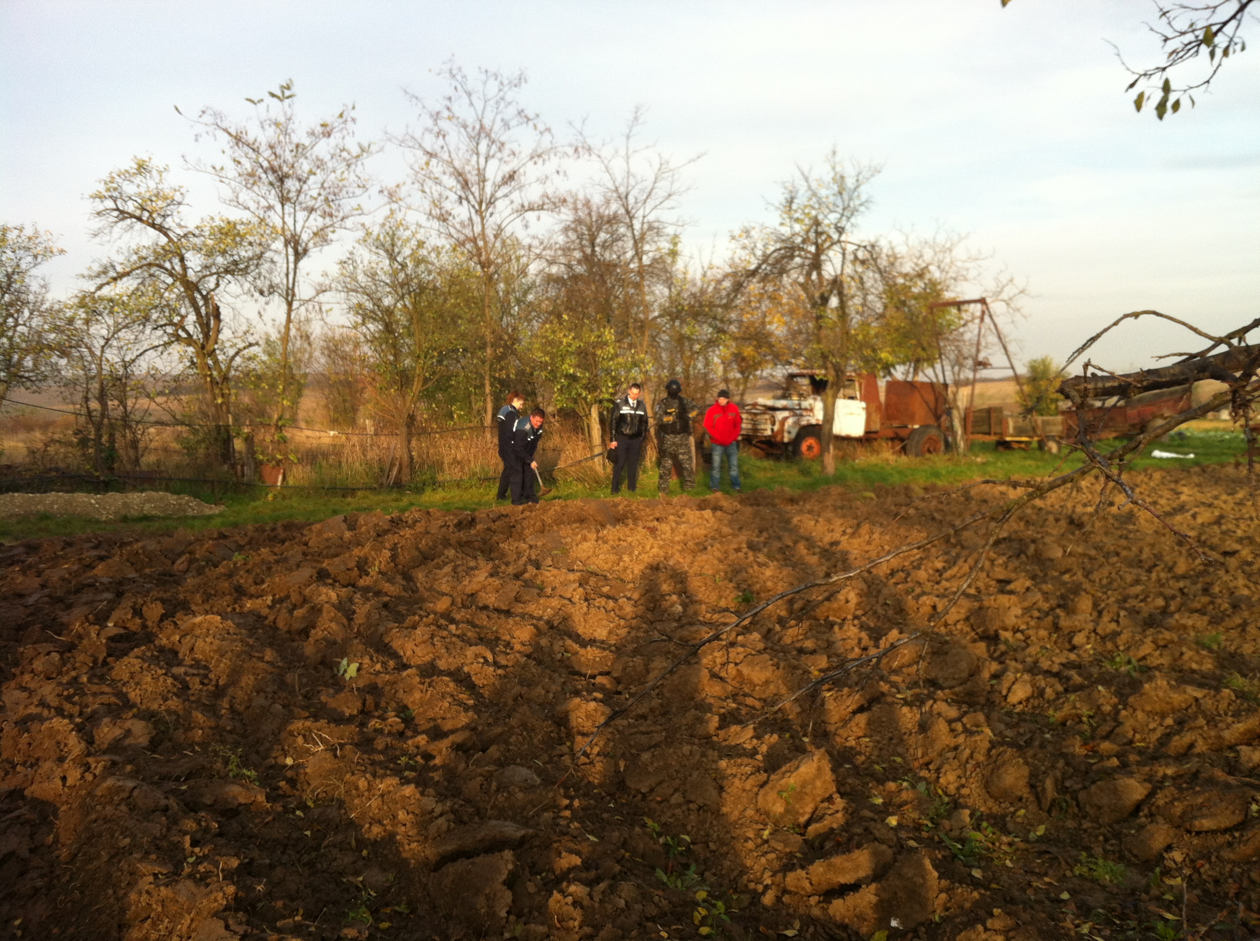 Arme letale, confectionate artizanal, gasite ingropate in gradina. Descinderi la fabricantii de arme