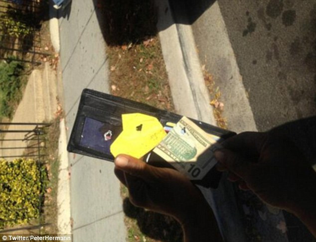 Salvat de portofel: Un american impuscat traieste datorita unei intamplari fericite