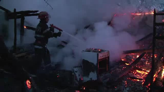 Un barbat din Gorj a murit de inima cand si-a vazut casa cuprinsa de flacari
