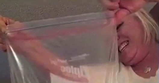 O mama si fiul ei, arestati pe loc dupa ce au postat pe Facebook aceasta poza. Ce tine ea in mana