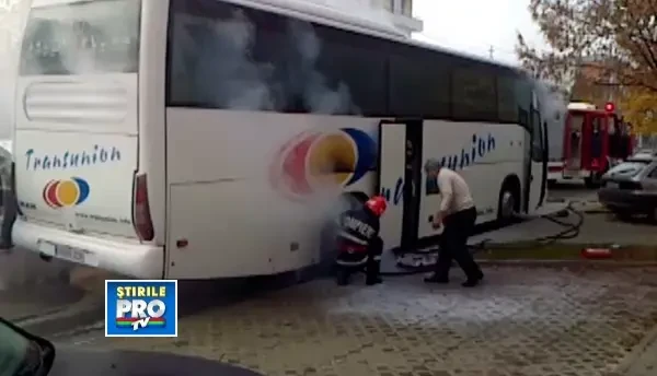 Incendiu la un autocar, in Deva. Pompierii au intervenit de urgenta