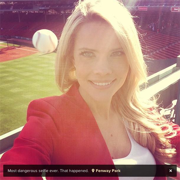 "E cea mai periculoasa poza selfie". Ce a vazut reportera in imagine dupa ce s-a fotografiat