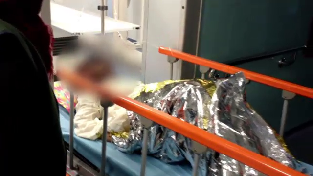 Si-a pus picioarele pe soba ca sa se incalzeasca. A ajuns la spital cu arsuri de gradul 3 si 4