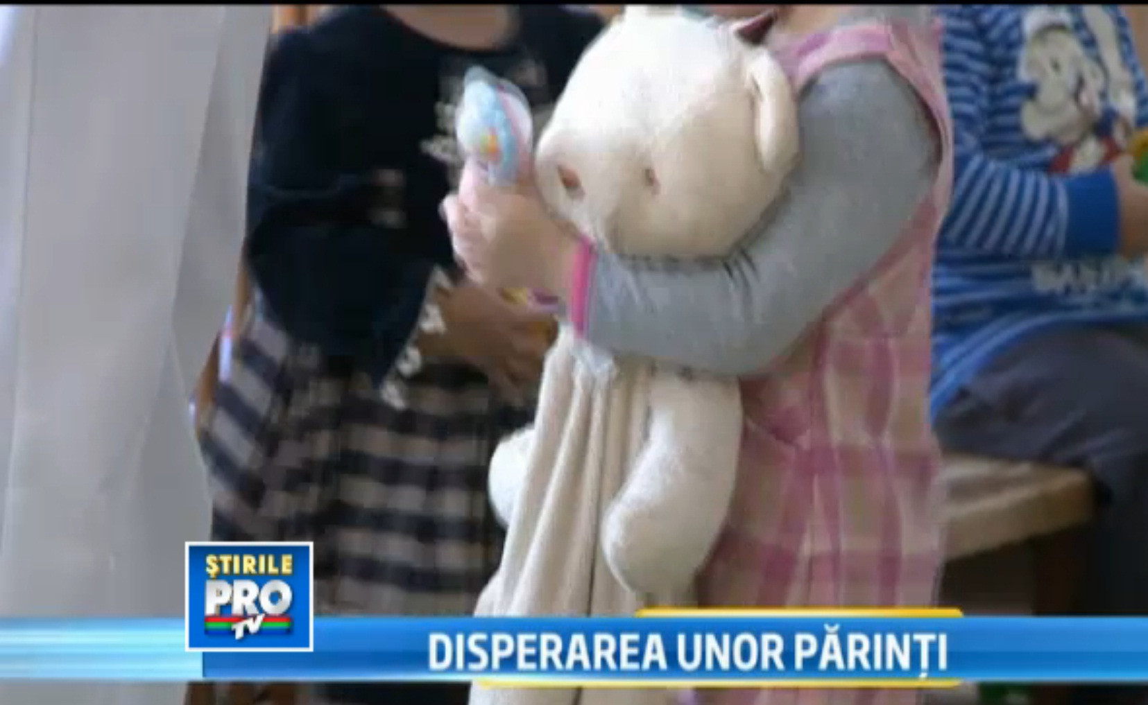 Disperati ca nu vor mai avea cresa pentru copii, zeci de parinti din Sibiu au iesit in strada