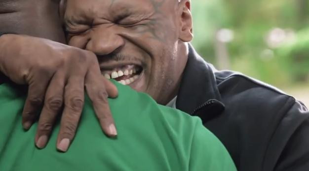 Gest neasteptat facut de Mike Tyson, intr-o reclama. El s-a impacat cu cel mai mare rival al sau