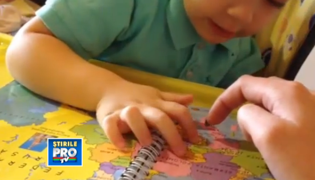 Un baietel de gradinita din Romania poate identifica toate tarile pe harta lumii