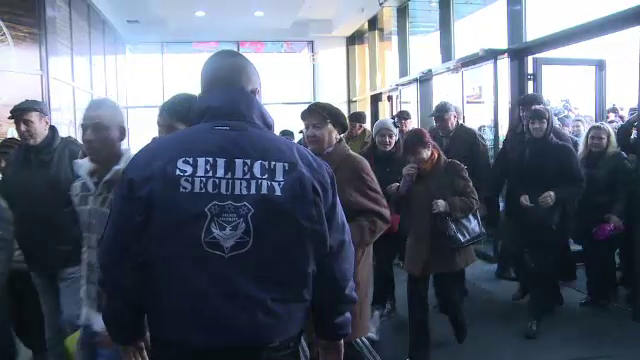 Un hipermarket a furat startul promotiilor Black Friday. Oamenii s-au certat pe oale si electronice