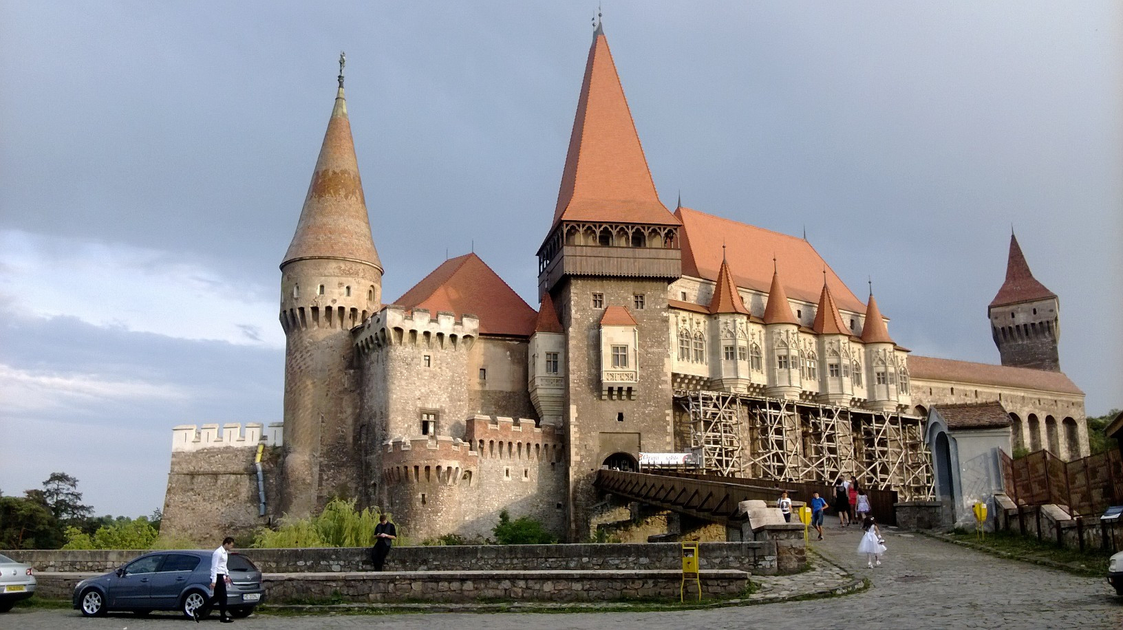 Castelul Corvinilor de la Hunedoara va avea portile ferecate. Salile intra in curatenie generala