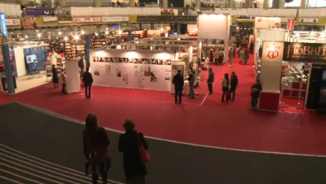 Targul Gaudeamus este in plina desfasurare in Bucuresti. Vizitatorii pot gasi si carti la 1 leu