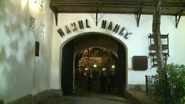 Incendiu la Hanul lui Manuc, din Capitala. Doua persoane intoxicate au ajuns la spital