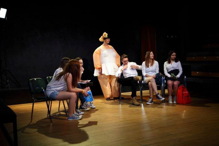 Doi suceveni aduc teatrul in casele romanilor, la propriu. Cum au transformat ideea intr-o afacere