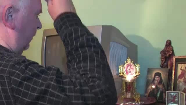 Un roman s-a speriat cand a vazut ca icoana la care se roaga a inceput sa lacrimeze