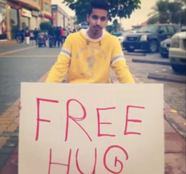 Un barbat din Arabia Saudita a fost arestat pentru ca oferea imbratisari trecatorilor. VIDEO