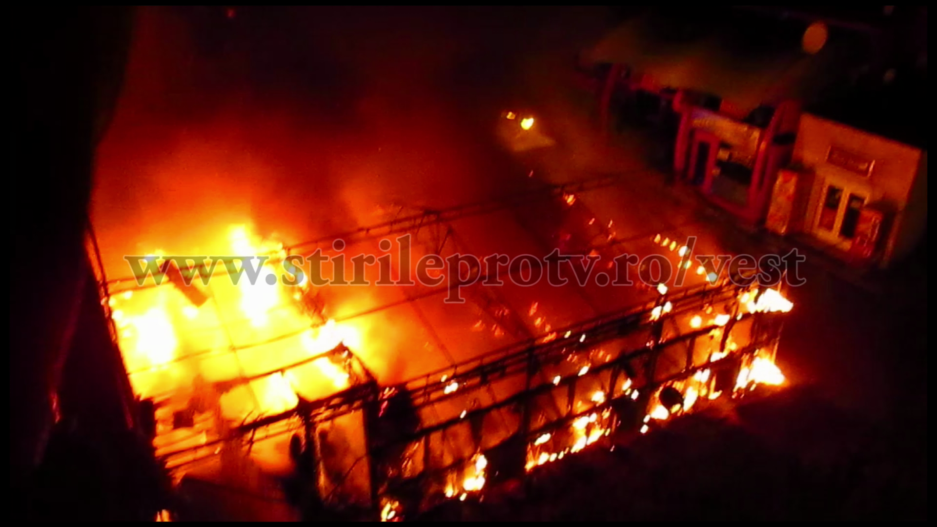 VIDEO! Un fast-food din Complexul Studentesc a fost nimicit de flacari. Focul, pus intentionat