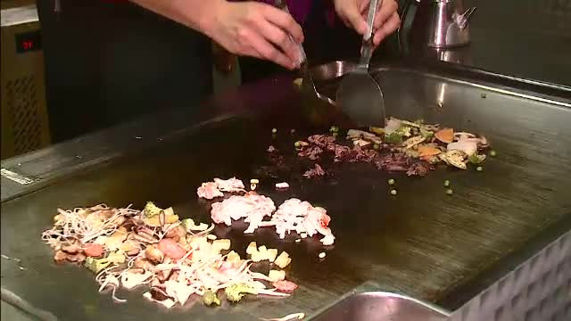 Preparate din carnuri exotice in restaurantele romanesti. Cat costa o portie de friptura de crocodil