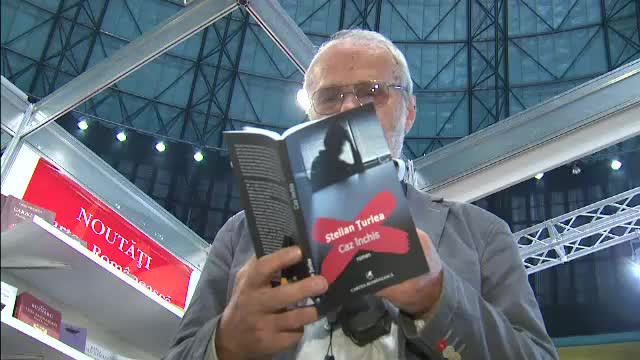 Scriitorul Stelian Turlea a lansat vineri romanul "Caz inchis", o ancheta a unei morti misterioase