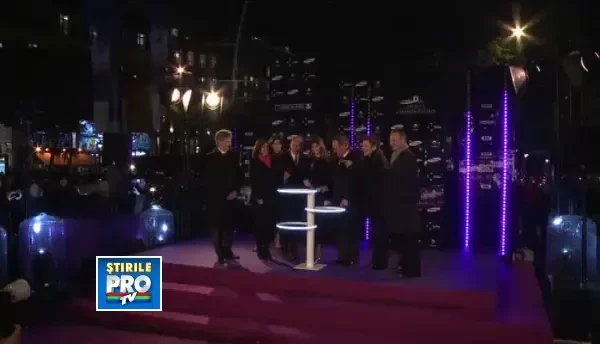 CLIPUL ZILEI: In Paris au fost aprinse luminile de Craciun