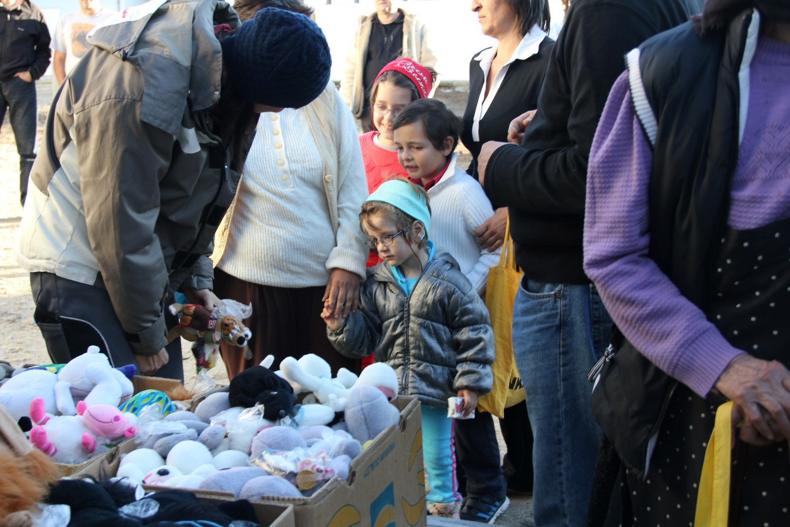 Aproape 150 de tone de ajutoare, in 13 camioane, au sosit in Arad. Afla cine sunt beneficiarii