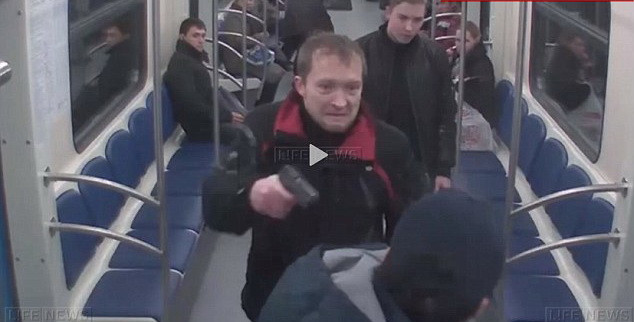 Incident armat la metroul din Moscova. Un barbat din Daghestan a fost impuscat in fata. VIDEO