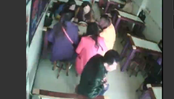 Metoda noua de furt. Cum reuseste un hot sa sustraga un telefon mobil cu doua betisoare. VIDEO