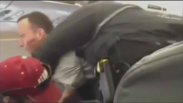 Panica la bordul unui avion, in SUA. Ce a facut un pasager chiar la aterizare