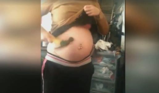 O gravida isi loveste burta cu ciocanul, ca sa dovedeasca cat de "puternic" este bebelusul. VIDEO