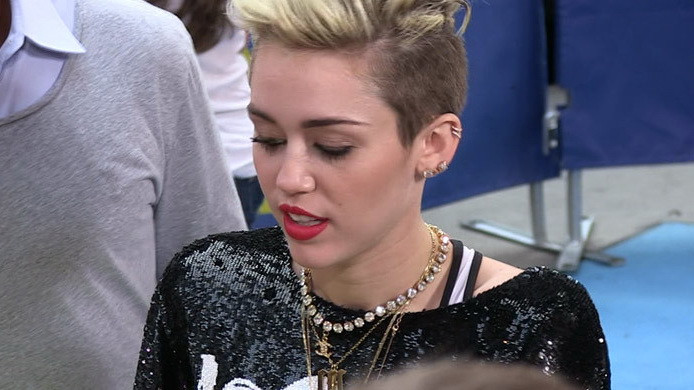 Sora mai MARE a lui Miley Cyrus, fotografiata pe covorul rosu la American Music Awards