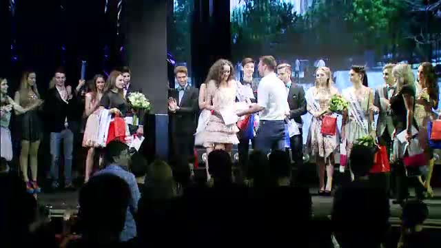 Rochii scumpe si tocuri "de 16" la balul bobocilor din Monnet. Cum se impaca moda cu invatatura