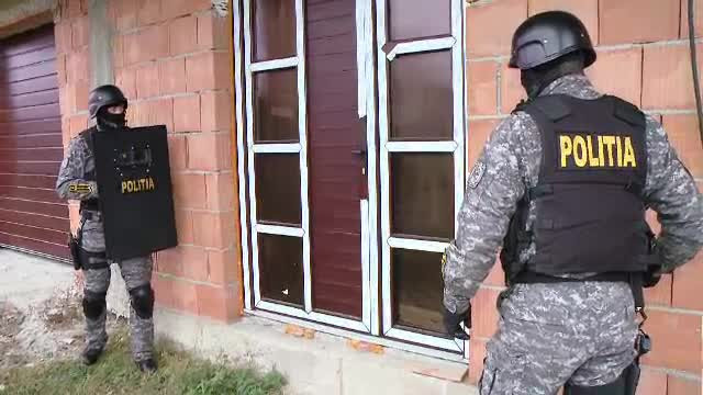 Un fost politist, membru al unei grupari care transforma tinere romance in prostituate in Franta