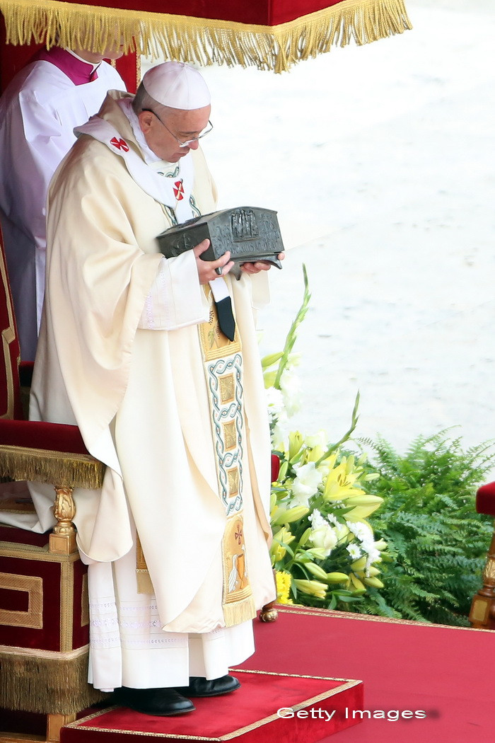 Papa Francis neaga acuzatiile potrivit carora ar fi marxist