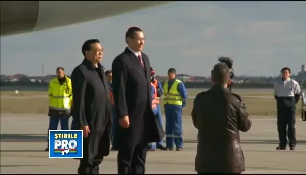 Premierul Chinei, Li Keqiang, a ajuns in Romania, alaturi de 400 de oameni de afaceri si oficiali