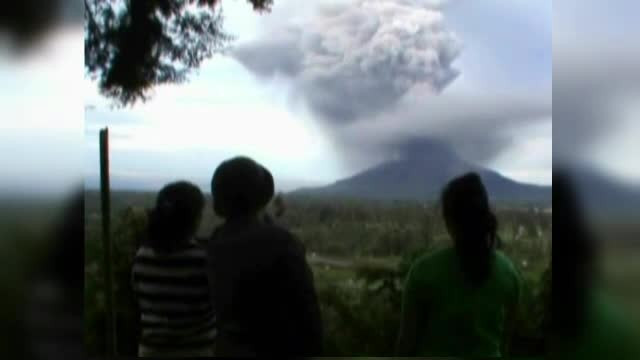 Stare de alerta in Indonezia, dupa eruptia unui vulcan. Lava a fost aruncata la 2.000 metri inaltime