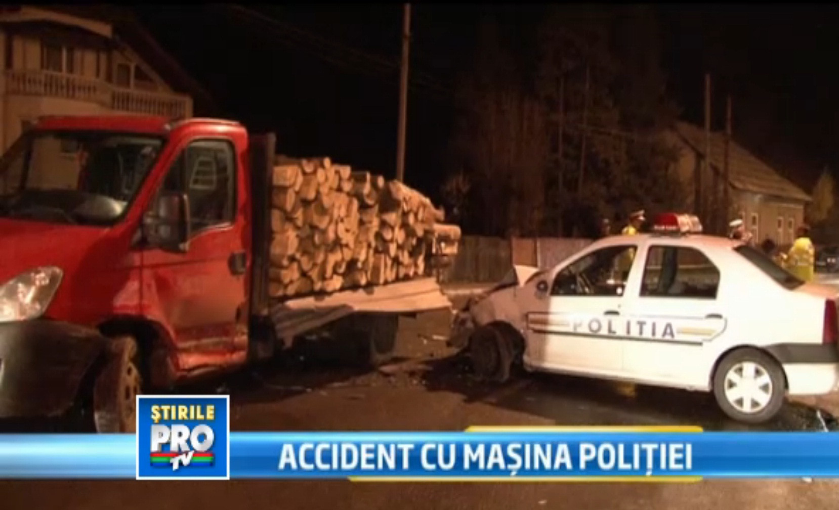 Accident cu masina politiei. Un echipaj de politie a intrat intr-o camioneta plina cu lemne
