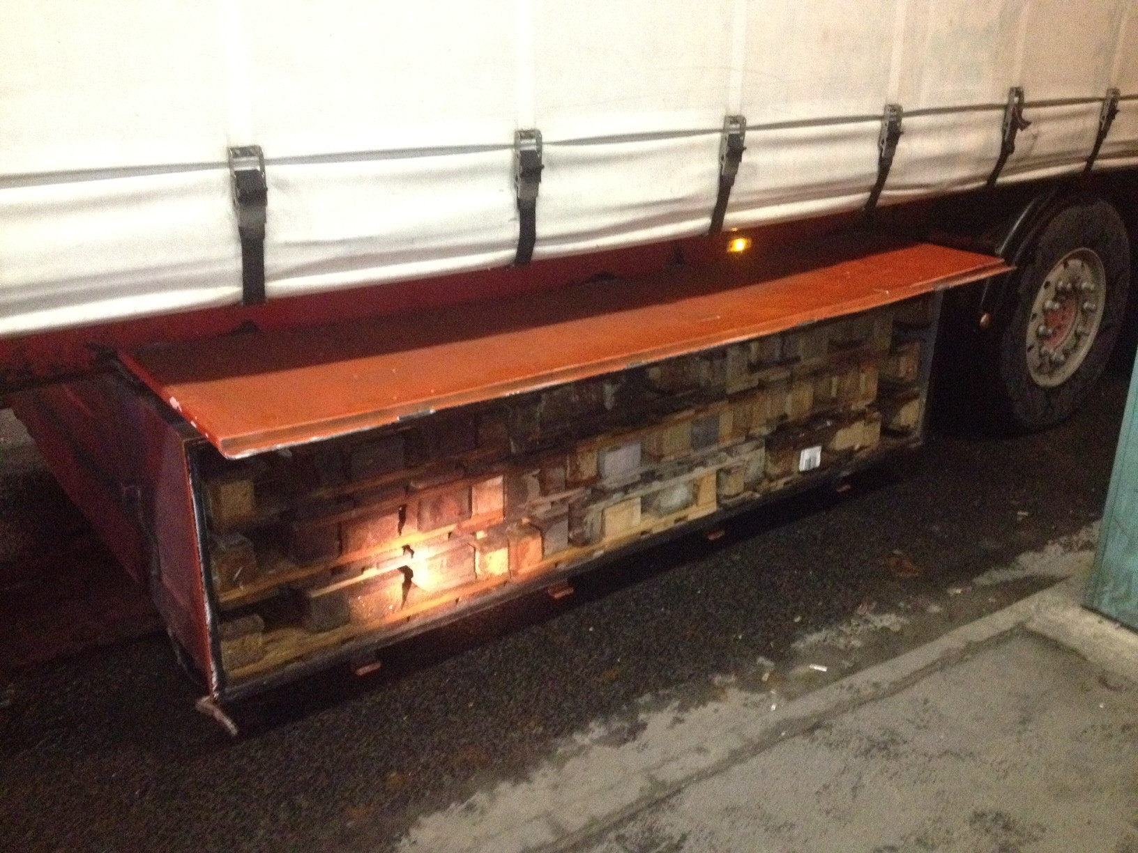 Sirieni prinsi incercand sa iasa ilegal din tara. Ce ascunzatoare si-au facut sub remorca unui TIR