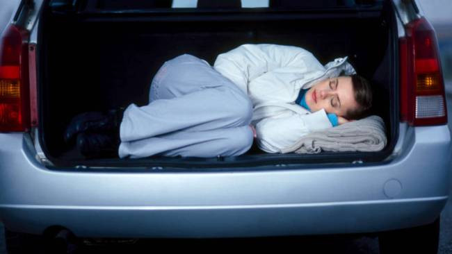 A stat ascunsa in portbagajul masinii de frica politistilor. Gestul extrem al unei soferite