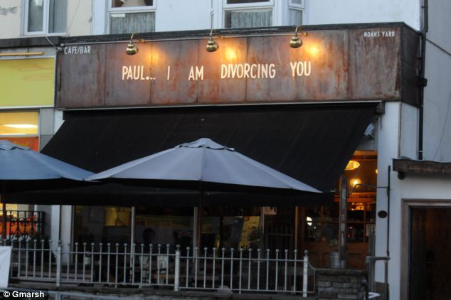 A aflat ca sotul are o amanta si a decis sa se razbune. Tot orasul a aflat de infidelitatea lui