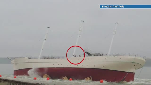 Lansare la apa cu emotii pentru o nava din Galati. Pentru o secunda, toti au crezut ca se scufunda
