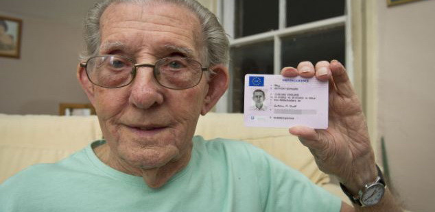 Are 92 de ani si e veteran de razboi. Nu a putut cumpara alcool pentru ca nu avea buletinul la el