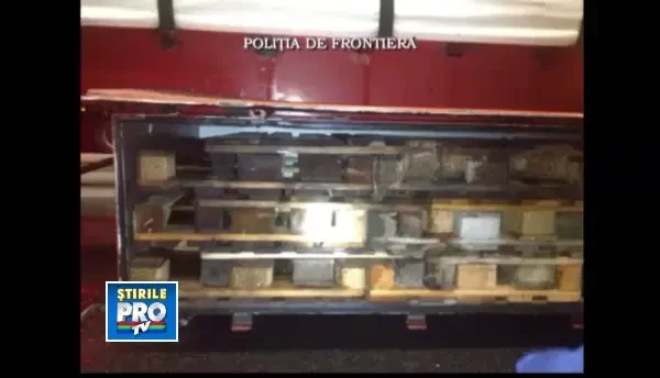 Sirieni prinsi incercand sa iasa ilegal din tara. Ce ascunzatoare si-au facut sub remorca unui TIR