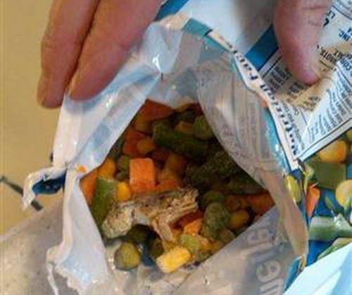 A paralizat de groaza cand a vazut ce era intr-o punga cu legume inghetate. "Avea gura si ochi"