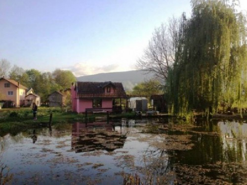 Imagini incredibile: ce s-a intamplat cu acest iaz din Bosnia in cateva zile. VIDEO