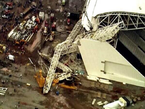 Tragedie in Brazilia. O macara s-a prabusit peste un stadion din Sao Paulo. 2 oameni au murit