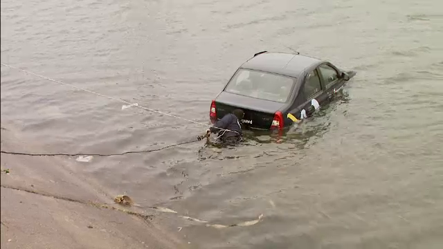 Un barbat de 50 de ani a plonjat cu masina in Dambovita. Automobilul a derapat pe soseaua umeda